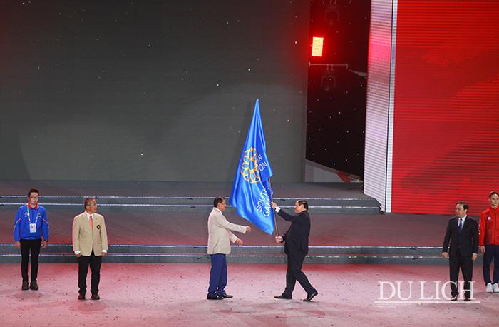 Lễ trao cờ giữa đại diện Liên đoàn Thể thao Đông Nam Á và Việt Nam cho đại diện Ủy ban Olympic  Campuchia - nước chủ nhà của SEA Games 32